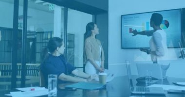 Afro-Amerikan bir kadının ofisinde sunum yapması üzerine veri işleme animasyonu. Bilgisayar arayüzü ve iş veri teknolojisi kavramı