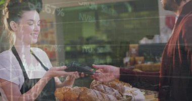 Kafkasyalı bir adamın kredi kartıyla bir kafede ödeme yapması üzerine veri işleme animasyonu. Küresel ekonomi ve dijital ödeme teknolojisi kavramı