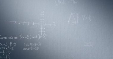 Matematiksel denklemlerin ve diyagramların mavi arkaplanla animasyonu. Dijital olarak üretilen hologram, denklemler, eğitim, öğrenme, illüstrasyon ve teknoloji kavramı.