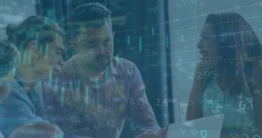 Ofiste dizüstü bilgisayarla tartışan çeşitli meslektaşlar üzerinde borsa veri işleme animasyonu. Küresel ekonomi ve iş veri teknolojisi kavramı