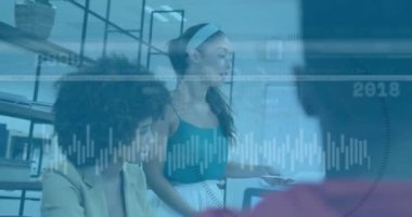 Muhtelif meslektaşların ofiste tartıştıkları istatistiksel veri işleme animasyonu. Bilgisayar arayüzü ve iş veri teknolojisi kavramı