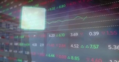 Parlayan mavi kare şekillerin animasyonu ve yüksek binaya karşı borsa verilerinin işlenmesi. Küresel ekonomi ve iş teknolojisi kavramı