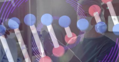 DNA iplikçiklerinin ve verilerin ameliyat odasındaki beyaz kadın cerrahın üzerine yüklenmesinin animasyonu. Dijital olarak üretilen tıbbi ve sağlık hizmetleri kavramı.