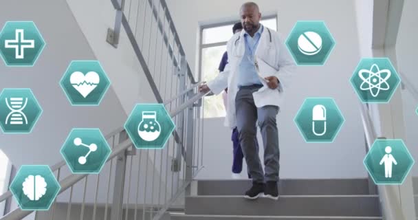 아프리카 미국인 의사에 의학적 아이콘들의 애니메이션 계단을 내려오고 있습니다 서비스 — 비디오