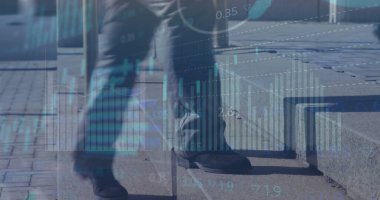 Sokakta yürüyen insanların mali veri işleme görüntüsü. Küresel iş, finans ve dijital arayüz kavramı dijital olarak oluşturulmuş görüntü.