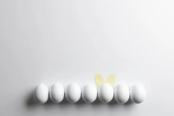 Obrázek Řady Bílých Velikonočních Vajec Králičími Ušima Kopírovat Prostor Bílém — Stock fotografie