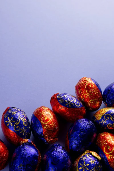 Kép Többszínű Csokoládé Húsvéti Tojás Fénymásoló Hely Lila Háttér Húsvét — Stock Fotó