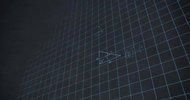 Matematiksel denklemlerin animasyonu şebeke ağının üzerinde siyah arkaplana karşı yüzüyor. Okul ve eğitim kavramı