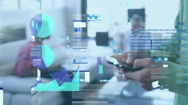 Ofiste akıllı telefon kullanan bir adamın orta bölümündeki istatistiksel veri işleme animasyonu. Bilgisayar arayüzü ve iş veri teknolojisi kavramı