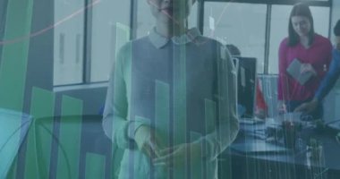 Asyalı iş kadını hakkında finansal veri işleme animasyonu. Küresel iş, finans, hesaplama ve veri işleme kavramı dijital olarak oluşturulmuş video.