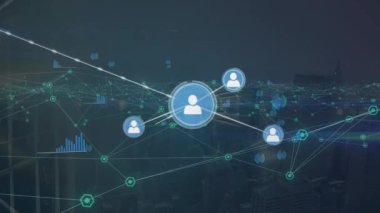 Şehir manzarasının hava manzarası üzerinde profil simgelerinin, veri işleme ağının ve ışık noktasının animasyonu. Küresel ağ ve iş teknolojisi kavramı