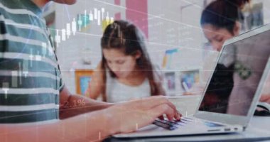 Tablet kullanan adamın finansal veri işleme animasyonu. Küresel iş, finans, hesaplama ve veri işleme kavramı dijital olarak oluşturulmuş video.