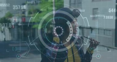 Yuvarlak tarayıcının animasyonu ve Asyalı bir kadının sokakta akıllı telefondan konuşması. Bilgisayar arayüzü ve iş teknolojisi kavramı