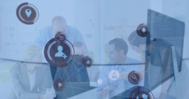 Ofiste tartışan çeşitli iş adamlarına karşı profil simgelerinin animasyonu. Küresel ağ ve iş teknolojisi kavramı