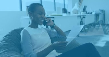 Afro-Amerikan bir kadının ofisinde akıllı telefon kullanması üzerine veri işleme animasyonu. Bilgisayar arayüzü ve iş veri teknolojisi kavramı