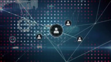 Profil simgelerinin ve veri işleme ağının mavi arkaplan üzerindeki noktalar üzerindeki animasyonu. Küresel ağ ve iş teknolojisi kavramı