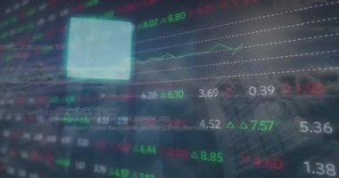 Yüksek binalar ve kara bulutlar üzerinde borsa veri işleme ve parlayan karelerin animasyonu. Küresel ekonomi ve iş veri teknolojisi kavramı