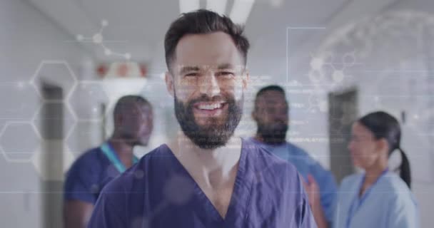 Animacja Danych Medycznych Nad Portretem Uśmiechniętego Brodatego Lekarza Korytarzu Szpitalnym — Wideo stockowe