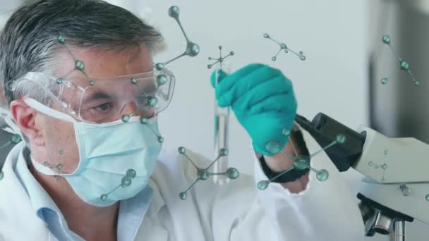 Kafkas Erkek Bilim Adamının Laboratuvarda Çalışan Moleküler Yapıların Animasyonu Tıbbi — Stok video