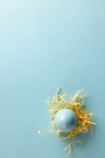 Image Blue Easter Egg Straw Copy Space Blue Background Easter — Stock Photo, Image