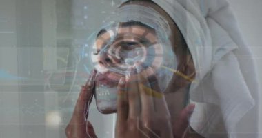 Yuvarlak tarayıcının animasyonu ve evde yüz maskesi takan melez bir kadının veri işlemesi. Güzellik özbakım ve teknoloji konsepti