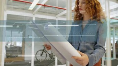 Kafkasyalı kadının ofisinde planı üzerinde çalışırken veri işleme arayüzünün animasyonu. Bilgisayar arayüzü ve iş teknolojisi kavramı