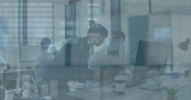 Muhtelif erkek ve kadınların ofiste tartıştığı istatistiksel veri işleme animasyonu. İş veri teknolojisi kavramı