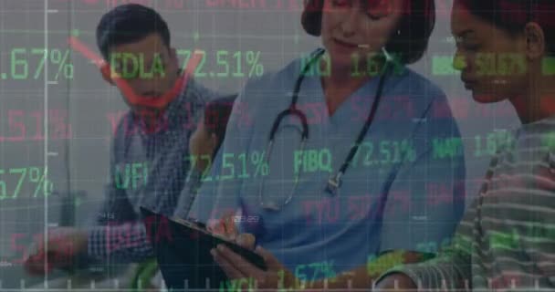 Animacja Przetwarzania Danych Finansowych Nad Różnymi Lekarzami Globalna Medycyna Biznes — Wideo stockowe