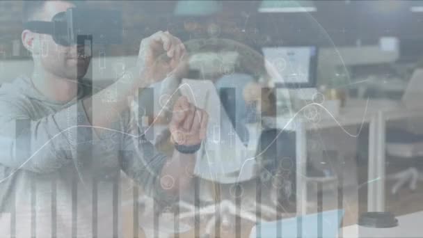 Ofiste Kulaklık Takan Beyaz Bir Adam Hakkında Istatistiksel Veri Işleme — Stok video