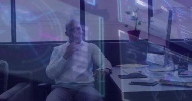 Ofisteki iki ırklı iş adamının finansal veri işleme animasyonu. Küresel iş, finans, hesaplama ve veri işleme kavramı dijital olarak oluşturulmuş video.