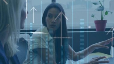 Ofiste çalışan çeşitli iş kadınlarıyla ilgili finansal veri işleme animasyonları. Küresel iş, finans, hesaplama ve veri işleme kavramı dijital olarak oluşturulmuş video.
