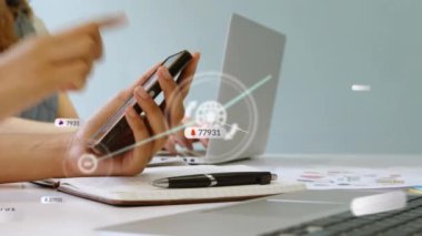 Sosyal medya simgelerinin animasyonu ve akıllı telefon kullanan beyaz kadın üzerindeki bağlantıları. Dijital olarak oluşturulmuş küresel sosyal medya, finans, hesaplama ve veri işleme kavramı.