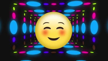 Neon tüneli üzerinde gülümseyen emoji ikonu animasyonu. Küresel sosyal medya, dijital arayüz, hesaplama ve veri işleme kavramı dijital olarak oluşturuldu.