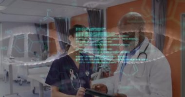 Çeşitli doktorlar üzerinde DNA ipliği ve bilimsel veri işleme animasyonu. Küresel tıp, bilgisayar ve veri işleme kavramı dijital olarak oluşturulmuş video.