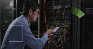 Bilgisayar sunucusundan Asyalı teknisyen üzerinden ikili kodlama ve veri işleme animasyonu. Küresel iş, finans, hesaplama ve veri işleme kavramı dijital olarak oluşturulmuş video.