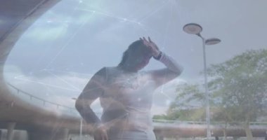 Bulutlu gökyüzü animasyonu, beyaz kadın üzerindeki ışık yolları ve bağlantı ağı. Spor, bağlantılar ve dijital arayüz konsepti dijital olarak oluşturulmuş video.