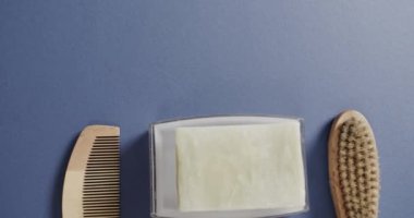 Sabun, fırça ve tarakla mavi arkaplanı kapatın. Plastiksiz güzellik ve ekolojik ambalaj kavramı.