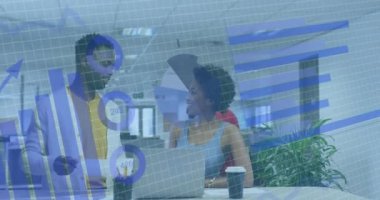 Ofiste çalışan çeşitli iş kadınlarıyla ilgili finansal veri işleme animasyonları. Küresel iş, finans, hesaplama ve veri işleme kavramı dijital olarak oluşturulmuş video.