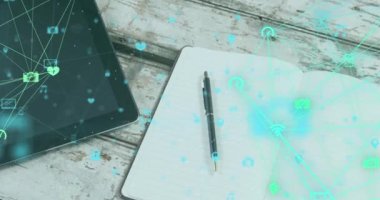 Elektronik aygıt ve defter üzerinden veri işleme animasyonu. Küresel iş, finans, dijital arayüz, hesaplama ve veri işleme kavramı dijital olarak oluşturulmuş video.