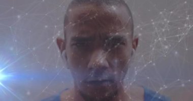 Afrika kökenli Amerikalı erkekler üzerindeki ışık yollarının ve bağlantıların animasyonu. Spor, bağlantılar ve dijital arayüz konsepti dijital olarak oluşturulmuş video.