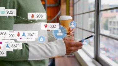 Akıllı telefon kullanan melez bir adam üzerinden sosyal medya simgeleri ve numaraları. Dijital olarak oluşturulmuş küresel sosyal medya, finans, hesaplama ve veri işleme kavramı.