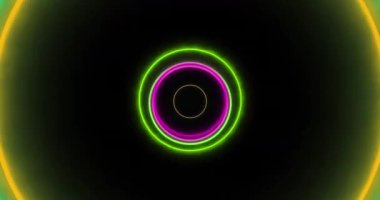Siyah arkaplanda hareket eden neon halkaların animasyonu. Soyut arkaplan, geçmişe dönük gelecek ve dijital olarak oluşturulmuş görüntü konsepti.