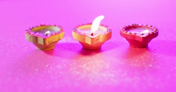 Primer Plano Quema Velas Colores Celebrando Diwali Sobre Fondo Púrpura — Vídeo de stock