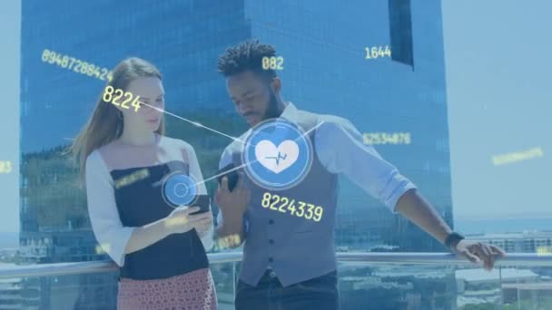 스마트폰을 사용하는 사업가들에 데이터 처리의 애니메이션 글로벌 비즈니스 컴퓨팅 데이터 — 비디오