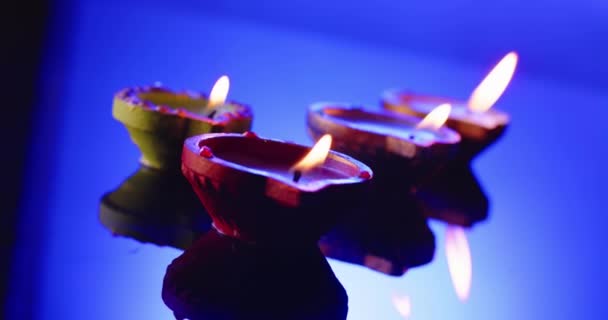 Großaufnahme Brennender Kerzen Reihe Die Diwali Auf Blauem Hintergrund Feiern — Stockvideo