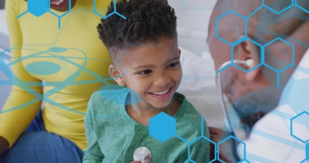 アフリカ系アメリカ人男性医師と少年患者に関する医療データのアニメーション グローバル医療 デジタルインターフェース コンピューティング データ処理の概念デジタル生成されたビデオ — ストック動画