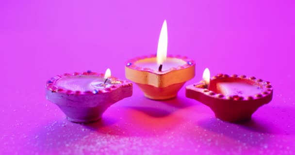 Nahaufnahme Von Brennenden Bunten Kerzen Die Diwali Auf Violettem Hintergrund — Stockvideo