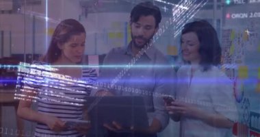 Bilgisayarla ilgili animasyonlar ve birçok erkeğin kadınlara dizüstü bilgisayarla yaptığı açıklamalar. Dijital bileşik, çoklu pozlama, veritabanı, ikili kod, iş yeri, ofis, takım çalışması ve teknoloji.