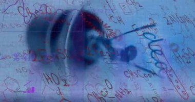 Ampulün üzerinde veri işleme animasyonu. Küresel iş, finans, hesaplama ve veri işleme kavramı dijital olarak oluşturulmuş video.