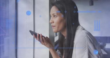 Ofiste akıllı telefon kullanan iki ırklı iş kadınının finansal veri işleme animasyonu. Küresel iş, finans, hesaplama ve veri işleme kavramı dijital olarak oluşturulmuş video.